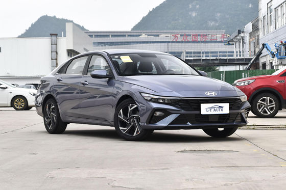 엘란트라 세단 4도어 5석기 360° 후면 카메라와 최대 토크 Nm 100-200Nm